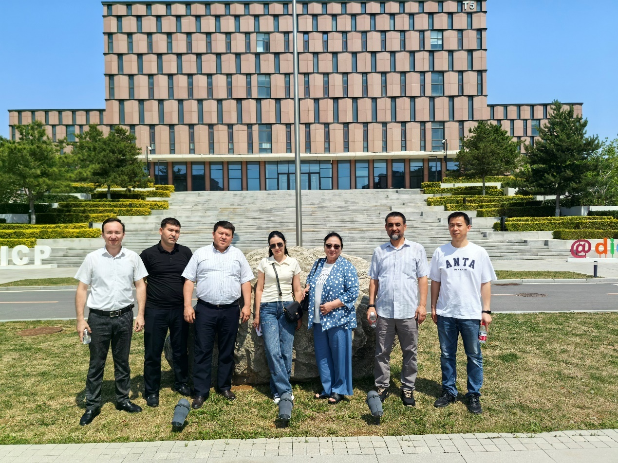 一群人站在房子前面AI 生成的内容可能不正确。